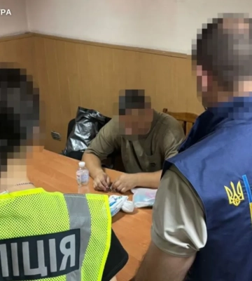Мужчина из Днепра шантажировал предпринимателя из-за несуществующего долга, угрожая расправой
