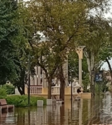 «У нас потоп – владі байдуже»: як Євпаторія стає «підводним містом» (фото та відео)
