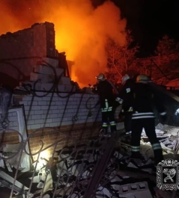 Росія обстріляла Харківщину й Дніпро: рятувальники дістали людей з-під завалів