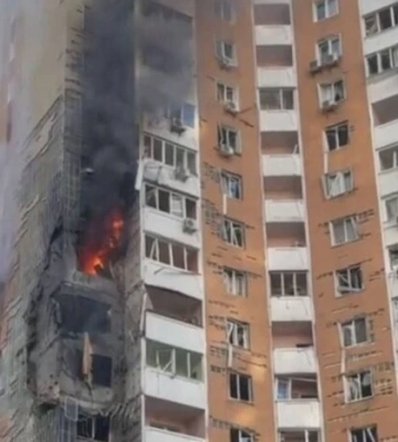 У Дарницькому районі столиці ворожий дрон влучив у багатоповерхівку (відео)