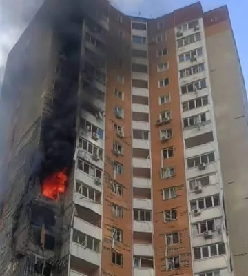 Російські війська вдарили по 16-поверхівці у Дарницькому районі Києва