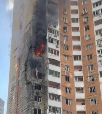 Росіяни вдарили по 24-поверховому житловому будинку у Дарницькому районі Києва