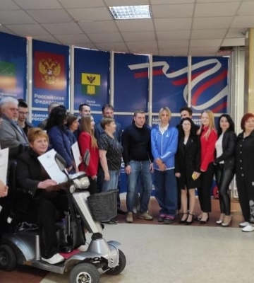 Благодарность за годы помощи: в Мелитополе оккупационные власти выгнали на улицу организацию людей с инвалидностью (фото, видео)