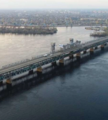 ДТП на Амурському мосту в Дніпрі: утворився затор, рух ускладнено