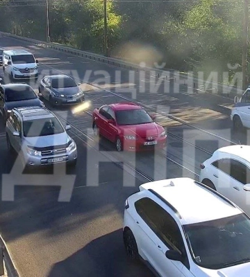 До центру доїхати складно: у Дніпрі на мосту сталася ДТП