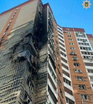 Російський дрон влучив у багатоповерхівку в Дарницькому районі Києва: серед постраждалих вагітна