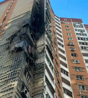В Дарницком районе Киева БпЛА попал в 24-этажный дом, возгорание и разрушение стен на 12-м этаже – мэр
