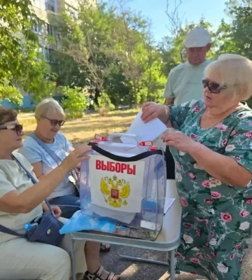 Не дают спрятаться: на оккупированных территориях Россия прибегает к абсурдному принуждению на "выборах"