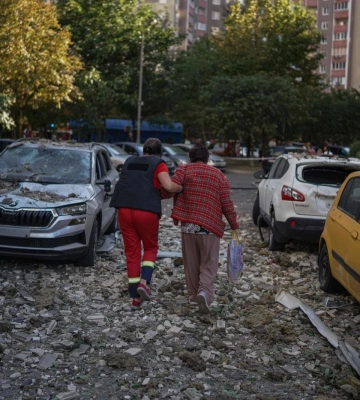 Російський дрон влучив у 24-поверхівку в Києві — є постраждалі