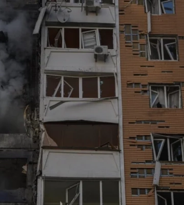 У Мережі показали момент прямого влучання дрона по багатоповерхівці в Дарницькому районі Києва — відео