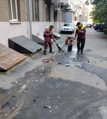 Как коммунальщики ликвидировали последствия ночного обстрела в Харькове 