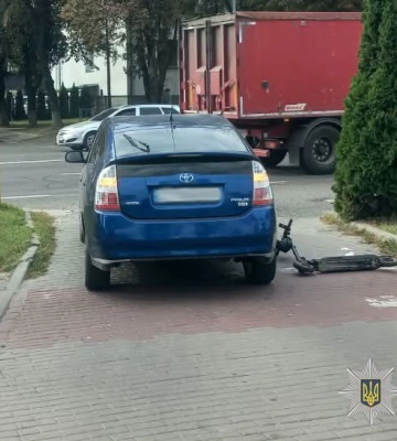 У Львові автомобіль збив водійку самоката: 20-річну дівчину госпіталізували, - ФОТО