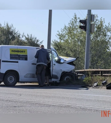 Розкидане залізо та відбитий світлофор: потрійна ДТП на в'їзді до Дніпра