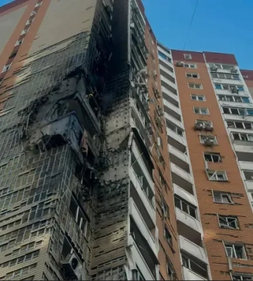 Російський дрон влучив у багатоповерхівку в Києві, є постраждалі