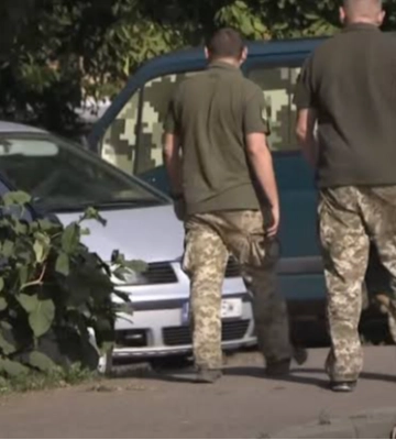 Скандал у Нововолинську: багатодітного батька доправили до ТЦК, а 12-річний син залишився сам в авто