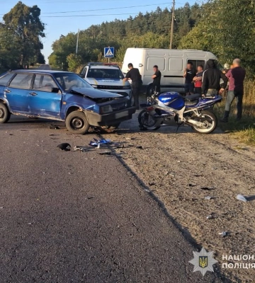 На Львівщині зіткнулися ВАЗ та Suzuki: 38-річного мотоцикліста госпіталізували, - ФОТО