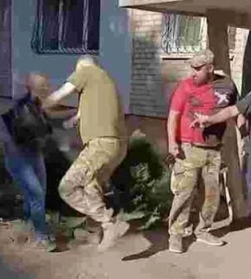 У Львові військовий ТЦК кинув жінку в клумбу: у військкоматі заявили про напад цивільної на групу оповіщення. ВIДЕО