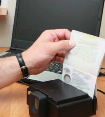 Поліція Одещини викрила канал переправлення чоловіків до Молдови: "клієнтів" шукали в Telegram