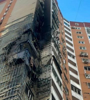 Дрон влучив у 24-поверхівку в Києві: п'ятеро постраждалих, тривога лунала тричі