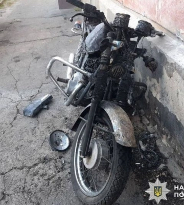 У Лубнах біля багатоповерхівки підпалили мотоцикл