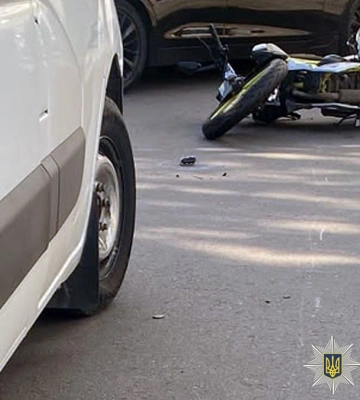 У Полтаві зіткнулися мікроавтобус та неповнолітній мотоцикліст – хлопець у лікарні