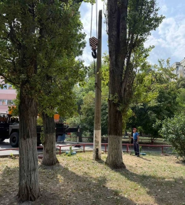 Комунальники ремонтують опори та оновлюють освітлення в усіх районах Одеси