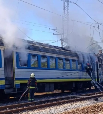 Рятувальники Харківщини показали, як гасили потяг після російського удару