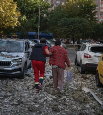 Четверо жителей Киева пострадали в результате удара дрона по многоэтажному дому, а в Одесской области погибли двое