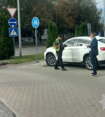У Львові внаслідок ДТП постраждала молода кермувальниця електросамокату