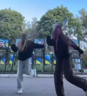 На тлі фото загиблих захисників. У Лозовій дві підлітки танцювали під російську музику на Алеї Слави