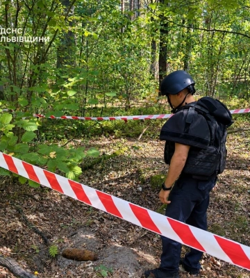Під час збору грибів на Львівщині жінка знайшла у лісі снаряд часів Другої світової війни