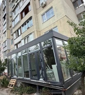 Замість балкона – прибудова для бізнесу: на Оболоні виникли суперечки через самобуд