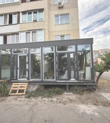 На Оболоні в Києві виявили незаконну комерційну прибудову до багатоповерхівки