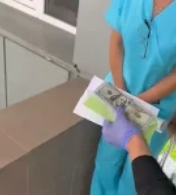 На Хмельниччині затримали головуючу лікарку ЕКОПФО за підозрою в одержанні 4 000 доларів хабаря