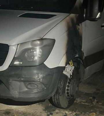 Підпалив Mercedes за кілька сотень гривень: в Одесі чоловіка взяли під варту