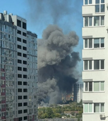 Дрон упал на склады возле ЖК "Комфорт-Таун" в Киеве: 9 пострадавших и пожар