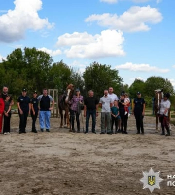 Поліцейські психологи Рівненщини організували іпотерапію для поранених захисників
