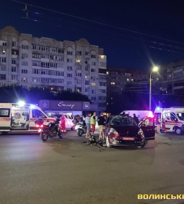 У Луцьку на Соборності – ДТП: зіткнулися авто і мотоцикл