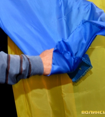 На Волині чоловік зірвав прапор України і кинув його на землю: як покарали