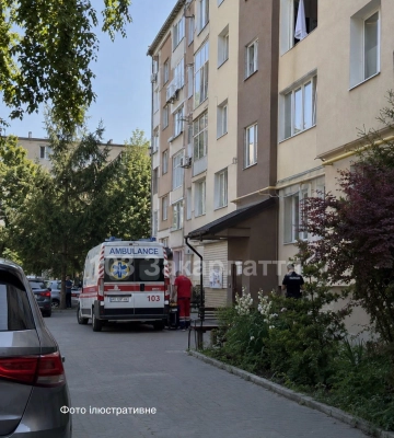 В Ужгороді 39-річний чоловік отримав серйозні травми після падіння з вікна