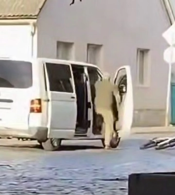 Не имеют полномочий: в Мукачево велосипедиста силой затолкали в бус ТЦК, — Глагола (видео)
