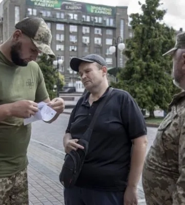 В Днепре возле школы произошел конфликт с сотрудниками ТЦК из-за проверки документов