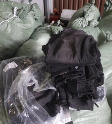 На Волині у мішках знайшли понад 2 тисячі контрабандних джинсів на майже мільйон гривень
