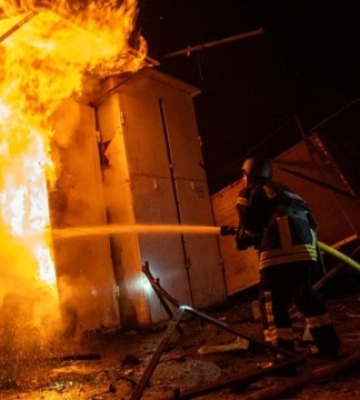 У Хмельницькому внаслідок падіння уламків БПЛА сталася пожежа на одному з ринків, поранені рятувальники