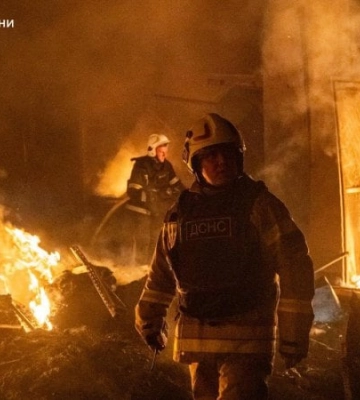 Після російської атаки у Хмельницькому через повторну детонацію травмовані рятувальники