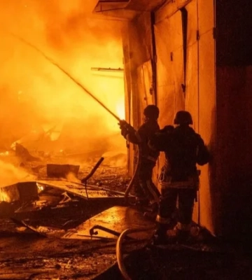 У Хмельницькому під час ліквідації наслідків російського удару постраждали четверо рятувальників — ДСНС