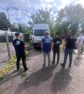 Службове авто та 14 тисяч євро: на Закарпатті зупинили зухвалий VIP-трансфер військових до кордону