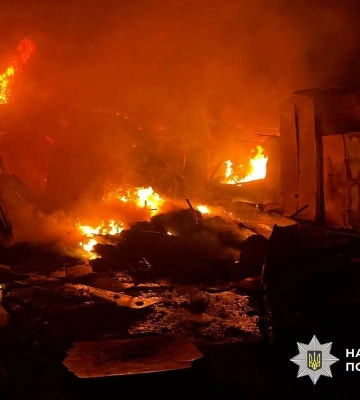У Хмельницькому через російську атаку горів ринок: травмовані рятувальники (ФОТО)