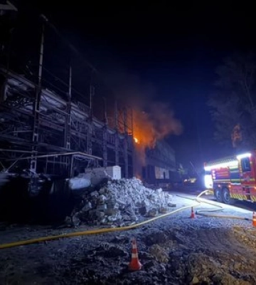 У Києві через російський удар загорілася нежитлова будівля. ФОТОрепортаж