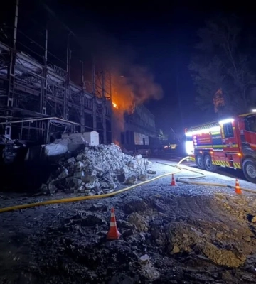 У Києві через російський удар горіла нежитлова будівля 